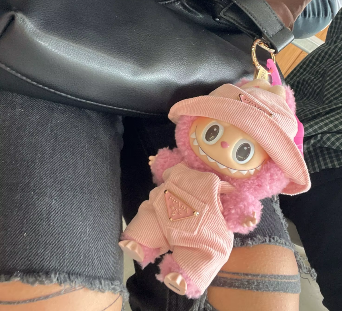 Outfit Prada x Labubu | Rosa